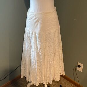 Beautiful eyelet skirt. Full lining. Size small